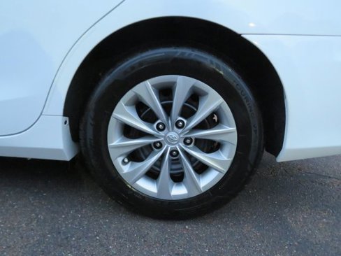 Used 2017 Toyota Camry LE image 15