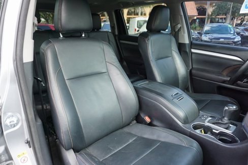 Used 2017 Toyota Highlander FWD V6 image 2