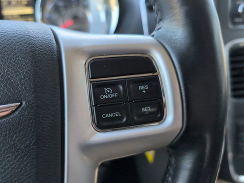 Used 2015 Chrysler Town & Country Touring image 18