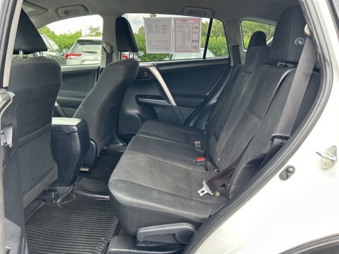 Used 2018 Toyota RAV4 LE image 15