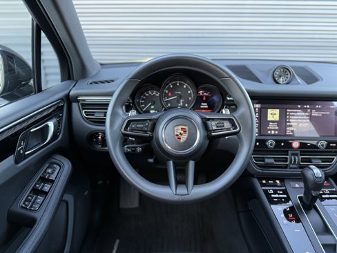 Certified 2025 Porsche Macan image 14