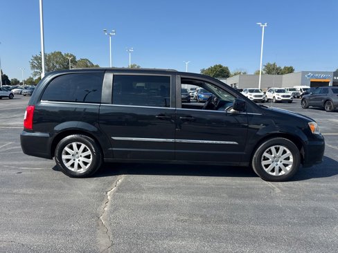 Used 2014 Chrysler Town & Country Touring image 6