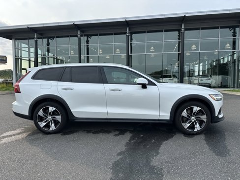 Used 2020 Volvo V60 T5 Cross Country image 7