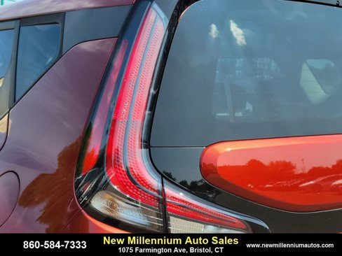 Used 2023 Kia Soul LX w/ LX Technology Package image 9