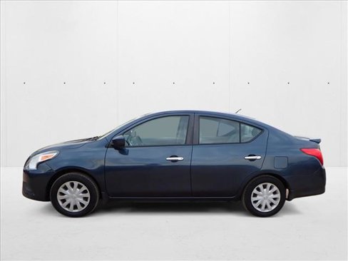 Used 2015 Nissan Versa SV image 2