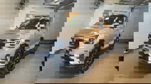 Certified 2025 Volvo XC40 B5 Core image 1