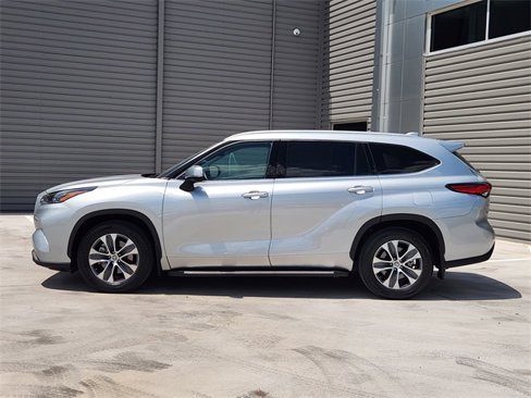 Used 2022 Toyota Highlander XLE image 5