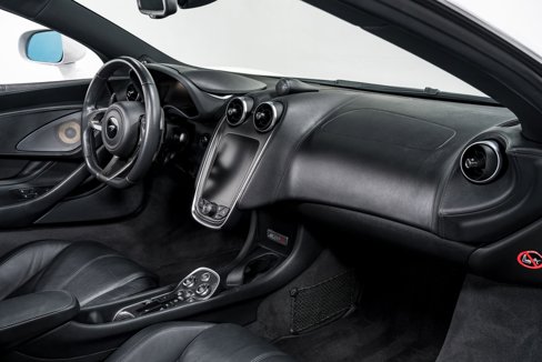 Used 2020 McLaren 570S Spider image 27