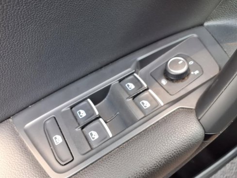 Used 2019 Volkswagen Tiguan SE image 15