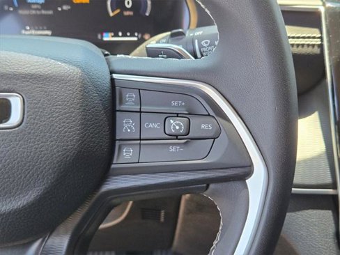 Used 2023 Jeep Grand Cherokee Laredo image 26