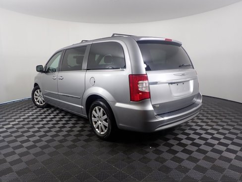 Used 2016 Chrysler Town & Country Touring image 9