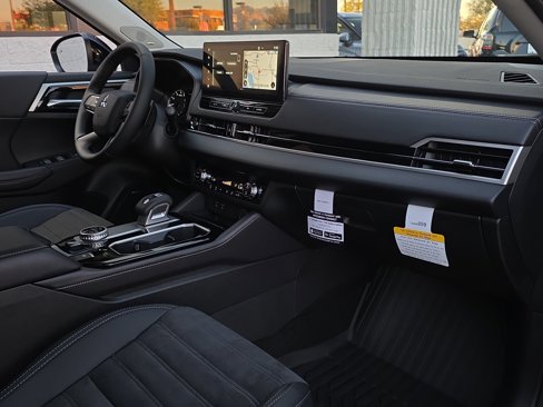 New 2025 Mitsubishi Outlander SE image 28