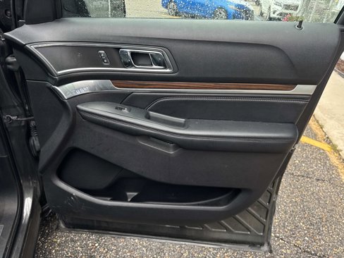 Used 2019 Ford Explorer Limited w/ Ford Safe & Smart Package image 11