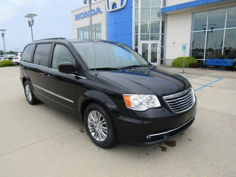 Used 2015 Chrysler Town & Country Touring-L image 3
