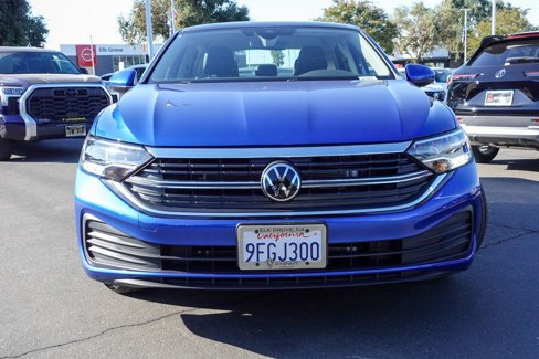 Used 2024 Volkswagen Jetta SE w/ Panoramic Sunroof Package image 3