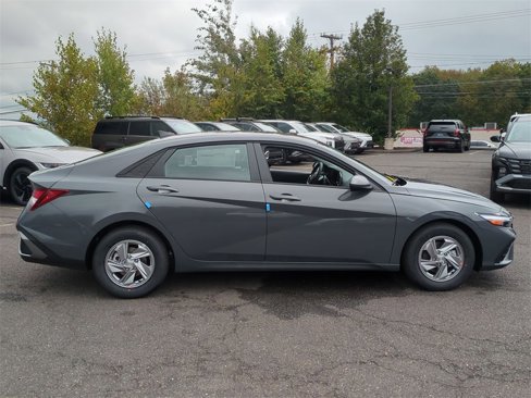 Certified 2025 Hyundai Elantra SE w/ Cargo Package image 2