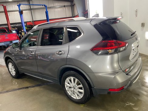Used 2018 Nissan Rogue SV w/ Premium Package image 3