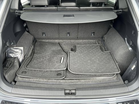 Used 2022 Volkswagen Tiguan SE R-Line image 24