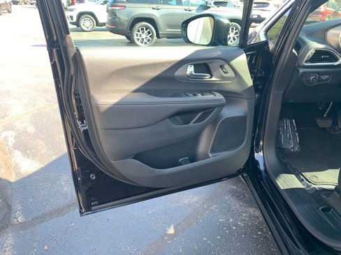 New 2026 Chrysler Pacifica Select image 9