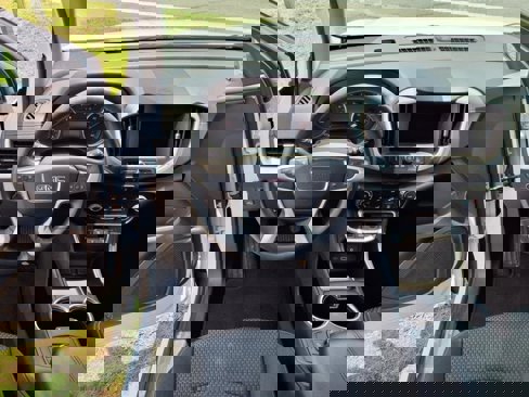 Used 2022 GMC Terrain SLE image 8