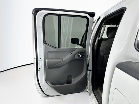 Used 2016 Nissan Frontier SV image 23