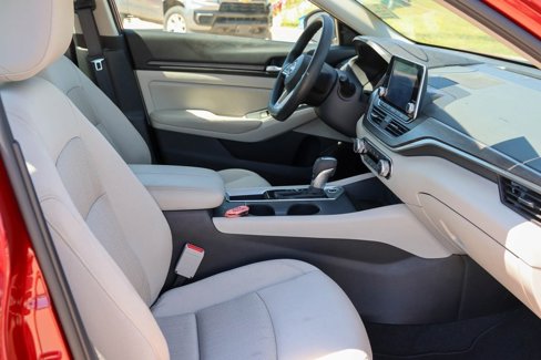 Used 2025 Nissan Altima 2.5 SV image 14