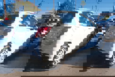 Used 2015 Toyota Yaris L image 6