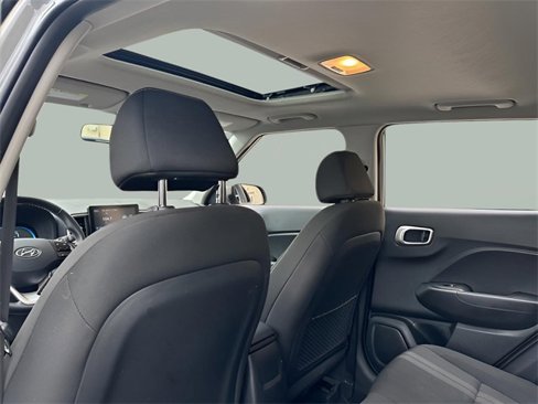 Used 2023 Hyundai Venue SEL image 18