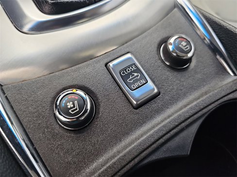 Used 2014 INFINITI Q60 Convertible w/ Sport Package image 31