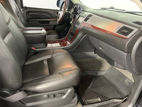 Used 2013 Cadillac Escalade Premium image 17