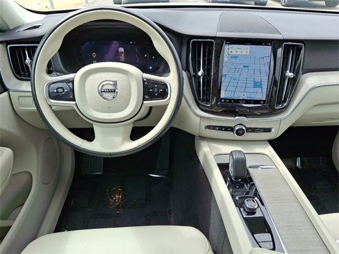 Used 2023 Volvo XC60 B5 Plus image 10