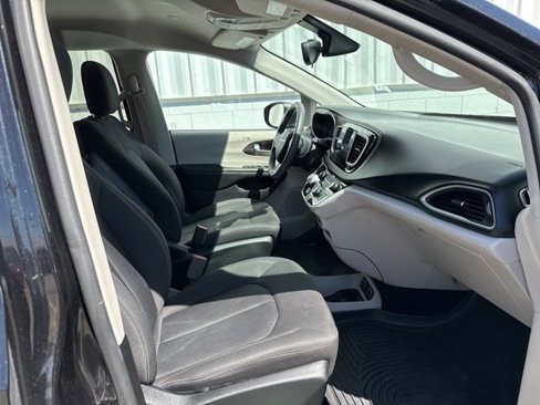 Used 2017 Chrysler Pacifica Touring image 35