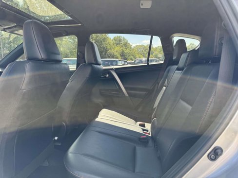 Used 2018 Toyota RAV4 SE image 10