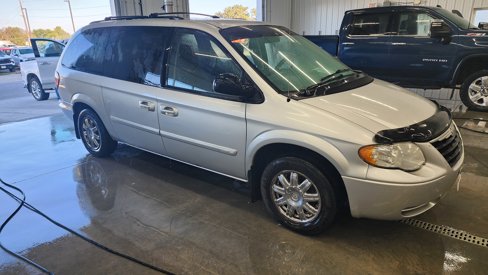 Used 2007 Chrysler Town & Country Touring w/ Trailer Tow Prep Group image 3