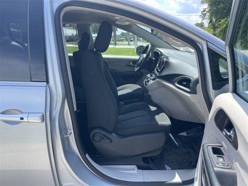 Used 2022 Chrysler Voyager LX image 24