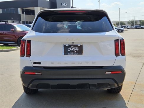 Used 2022 Kia Sorento LX image 4
