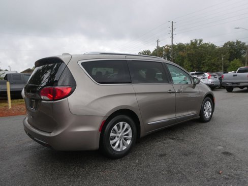 Used 2018 Chrysler Pacifica Touring-L image 5