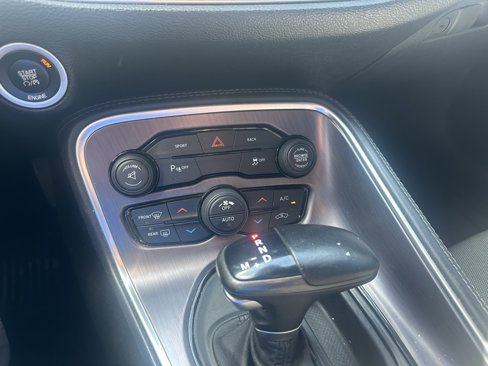 Used 2015 Dodge Challenger SXT image 9
