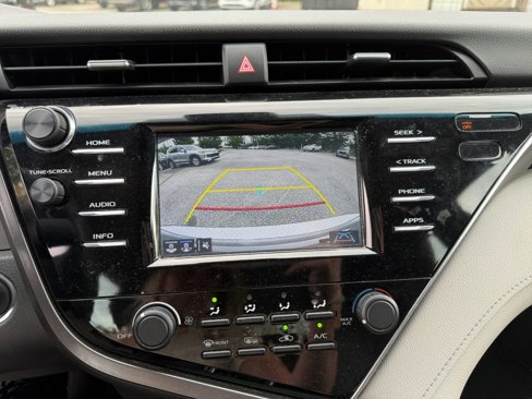 Used 2018 Toyota Camry LE image 22
