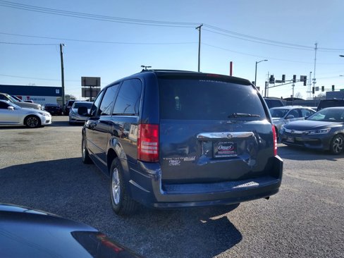 Used 2008 Chrysler Town & Country Touring image 8