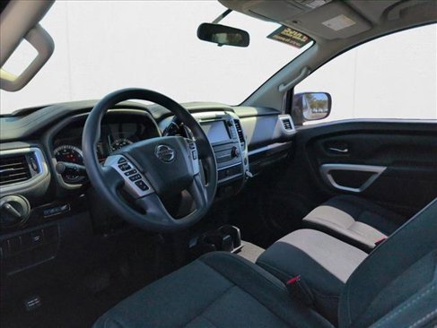 Used 2019 Nissan Titan SV image 10