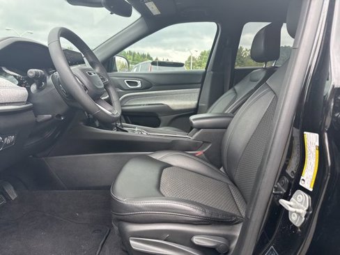 Used 2023 Jeep Compass Latitude image 9