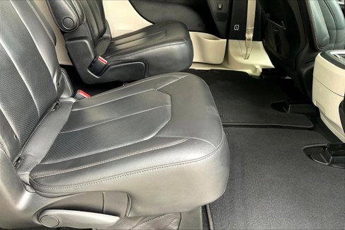 Used 2019 Chrysler Pacifica Touring-L Plus w/ Tire & Wheel Group image 17
