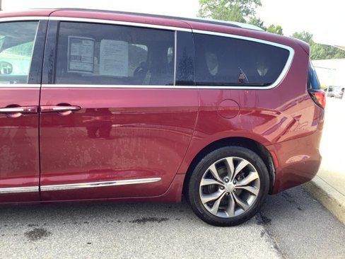 Used 2020 Chrysler Pacifica Limited w/ Tire & Wheel Group image 10