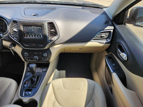 Used 2019 Jeep Cherokee Latitude w/ Cold Weather Group image 16