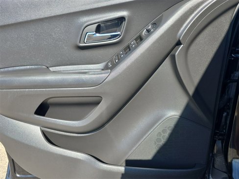 Certified 2022 Chevrolet Trax LT w/ Midnight Edition image 23