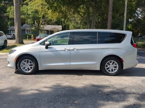 Used 2022 Chrysler Voyager LX image 7