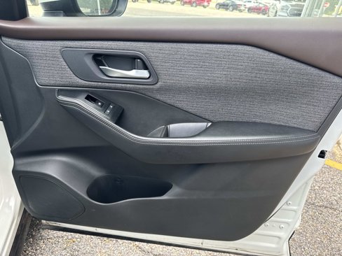 Used 2023 Nissan Rogue SV image 11
