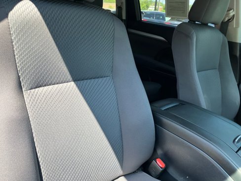 Used 2019 Toyota Highlander LE w/ Phone Cable & Charge Package image 35