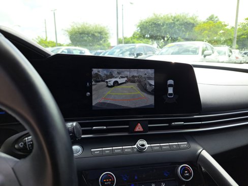 Used 2022 Hyundai Elantra Limited image 16